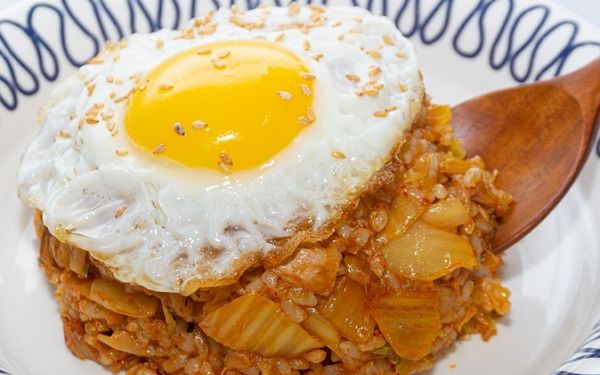식당 측에 반숙 달걀프라이 노른자를 다 익혀달라고 요청한 손님이 겪은 일화를 전했다.사진은 기사의 이해를 돕기 위한 반숙 달걀프라이가 올라간 김치볶음밥 자료 사진. /사진=이미지투데이