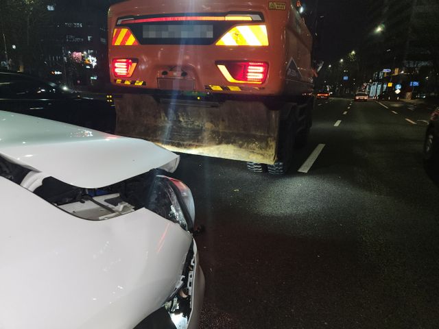 서울 마포경찰서는 여객자동차 운수사업법 위반 혐의로 여행사 대표 2명과 운전자 61명을 지난달 말 불구속 송치했다고 9일 밝혔다. 사진은 지난 2023년 12월27일 마포구 마포대로에서 불법 영업 중 발생한 사망사고 당시 모습. /사진=뉴시스