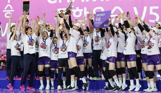 지난 8일 인천 삼산월드체육관에서 도드람 2024~2025 V리그 여자부 챔피언결정전 5차전에서 흥국생명이 승리하며 우승을 차지했다. 사진은 우승 세리머니를 하는 훙국생명 선수단. /사진= 뉴시스