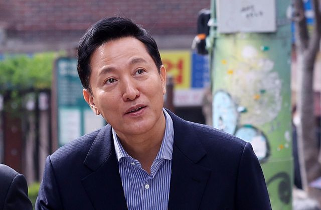 오세훈 서울시장이 오는 13일 제21대 대통령 선거 출마를 공식 선언한다. 사진은 지난 8일 오세훈 서울시장이 서울 금천구의 한 공부방에서 열린 '서울런 간담회’에 참석하기 위해 이동하고 있는 모습. /사진=뉴스1