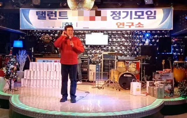 음주 운전으로 사망 사고를 낸 후 사체를 유기한 혐의로 활동을 중단한 방송인 조형기가 지난해 연말 밤무대에 섰던 사실이 뒤늦게 알려졌다./사진=유튜브 채널 '스마일 공연단' 캡처