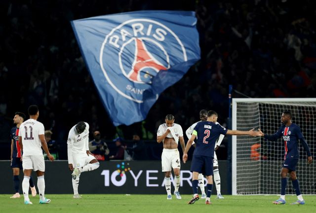 파르생제르맹이 아스톤 빌라를 꺾고 챔피언스리그 8강 1차전 대승을 거뒀다. 사진은 10일(이하 한국시각) 프랑스 파리 파르크 데 프랭스에서 열린 유럽축구연맹(UEFA) 챔피언스리그(UCL) 8강 1차전 파리 생제르맹과 아스톤 빌라의 경기를 마친 선수단의 희비가 교차하는 모습. /사진=로이터