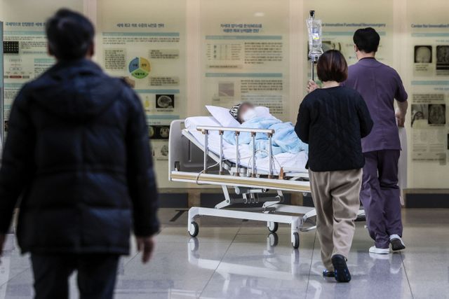 보건복지부가 수도권 병상 쏠림 완화를 위해 병상 과잉 공급 지역의 병상 신설을 제한하는 병상 수급 관리 계획을 발표했다. 사진은 서울시내 한 대학병원에서 환자와 의료진이 이동하고 있는 모습. /사진=뉴시스