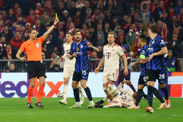 인터 밀란이 바이에른 뮌헨을 제압하고 챔피언스리그 4강 진출에 한 발 앞서갔다. 사진은 9일(한국시각) 독일 포스발 아레나 뮌헨에서 열린 유럽축구연맹 챔피언스리그 8강 1차전 경기에 출전한 바이에른 뮌헨과 인터 밀란 선수단의 모습. /사진=로이터