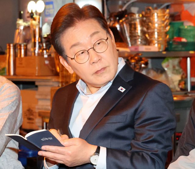  대법원이 이재명 더불어민주당 후보 사건을 유죄 취지로 파기환송하자 국민의힘은 사퇴와 법적 책임을 일제히 촉구했다. 이 후보가 1일 오후 서울 종로구 한 음식점에서 열린 '민생시리즈2' 비전형 노동자 간담회에서 메모를 하고 있다. /사진=공동취재 