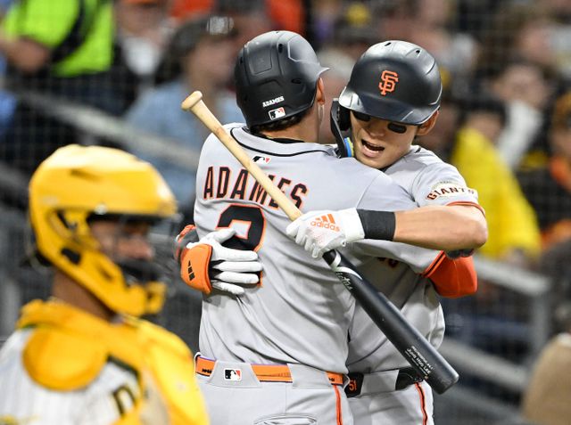 샌프란시스코 자이언츠에서 활약하는 이정후가 7경기 연속 안타를 기록했다. 동료 윌리 아담스의 축하를 받고 있다. /사진=로이터