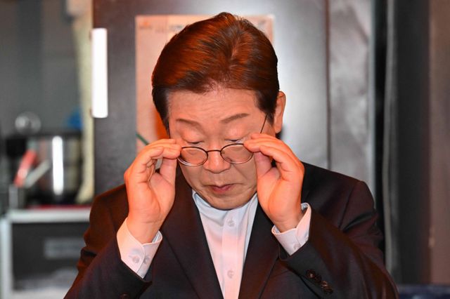 이재명 더불어민주당 대선후보가 1일 오후 서울 종로구의 한 포장마차에서 열린 배달라이더, 택배기사 등 비(非)전형 노동자들과 간담회에서 안경을 고쳐 쓰고 있다. /사진=공동취재 