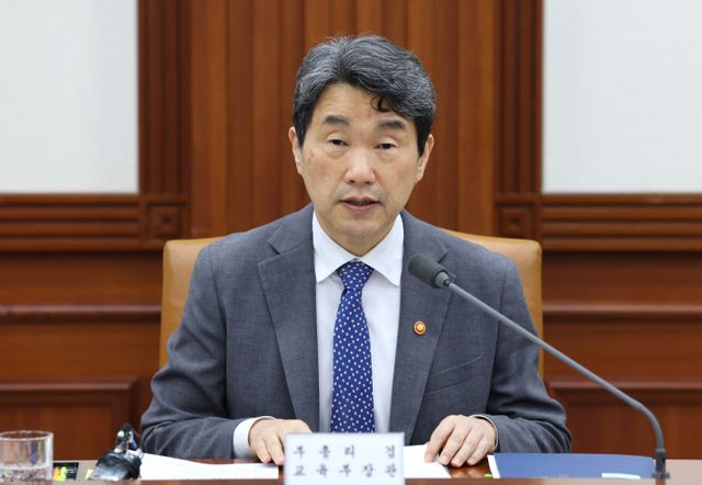  대통령 권한대행을 맡게된 이주호 사회부총리 겸 교육부 장관이 "국정 공백이나 혼란이 없으려면 정부가 최선을 다해야 한다"고 부처 공직자들에게 지시사항을 전달했다. 사진은 지난 1일 이주호 대통령 권한대행 사회부총리 겸 교육부 장관이 서울 종로구 정부서울청사에서 열린 사회관계장관회의에서 발언을 하고 있는 모습. /사진=뉴스1