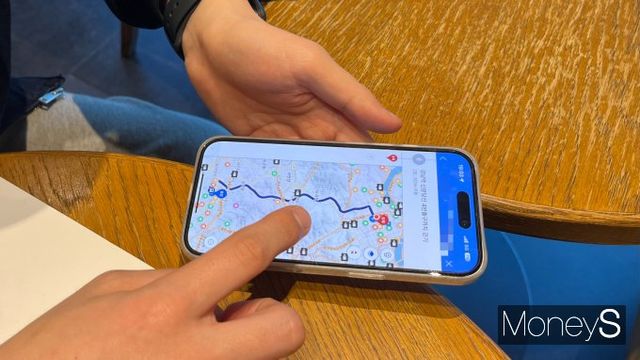 자신의 출퇴근 경로를 설명하는 우씨. /사진=김동욱 기자