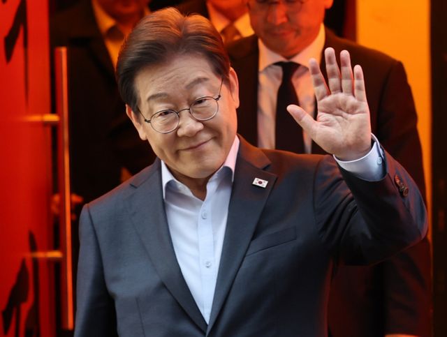 (서울=뉴스1) 이재명 기자 = 이재명 더불어민주당 대통령 후보가 1일 서울 종로구의 한 포차 식당에서 '당신의 하루를 만드는, 보이지 않는 영웅들'이란 주제로 열린 배달 라이더, 택배 기사 등 비(非)전형 노동자들과 간담회를 마친 뒤 나서며 손인사를 하고 있다. /사진=공동취재 