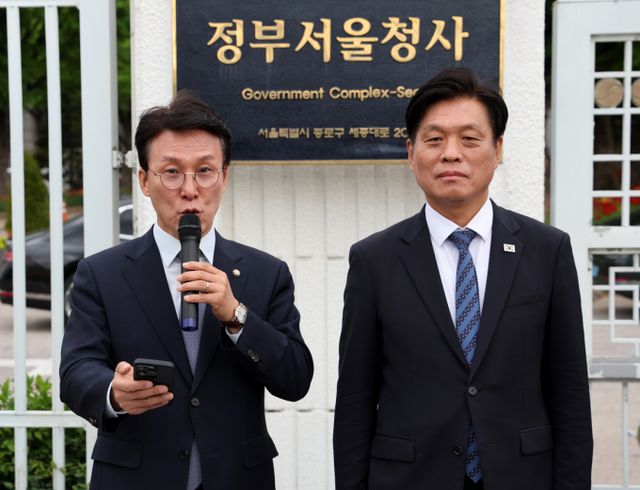  더불어민주당이 이재명 대선후보 공직선거법 위반 혐의를 유죄 취지로 본 대법원 판결에 불복했다. 사진은 민주당 김민석 수석최고위원(왼쪽)과 조승래 수석대변인./사진=뉴시스