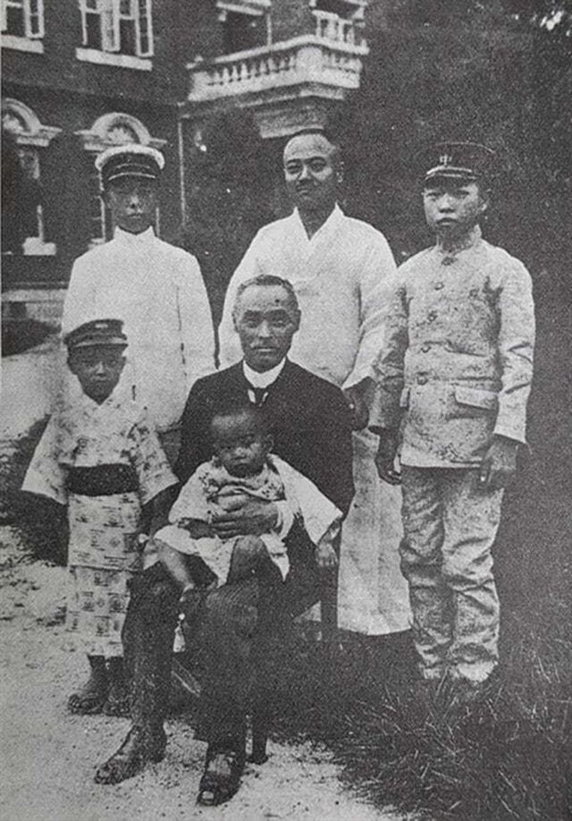 이완용, 송병준 등 친일파가 친일행위를 한 대가로 부정하게 모은 재산이 처음 국가에 환수됐다. 해당 이미지는 친일파 이완용 가족 사진. /사진=이완용 평전