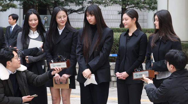 그룹 뉴진스 공동숙소에 불법 침입해 물건을 훔친 20대가 재판에 넘겨졌다.사진은 지난 3월7일 그룹 뉴진스가 서울 서초구 서울중앙지방법원에서 열린 '어도어, 뉴진스 상대 기획사 지위보전 및 광고계약 체결 등 금지 가처분' 심문기일을 마친 후 취재진의 질문에 답변하고 있는 모습. /사진=뉴시스