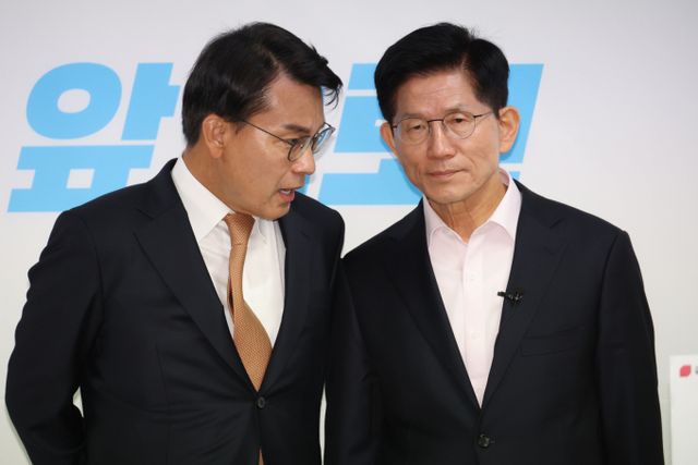 김문수 제21대 대통령선거 국민의힘 경선 후보가 지난달 30일 오전 서울 여의도 선거캠프에서 정책공약 발표 전 윤상현 의원과 대화 중이다. /사진=뉴시스