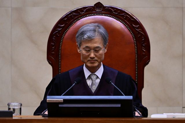 대법원이 1일 이재명 더불어민주당 대선 후보의 공직선거법 위반 사건을 파기 환송했다. 조희대 대법원장이 1일 오후 서울 서초구 대법원 대법정에서 이재명 더불어민주당 대선 후보의 공직선거법 위반 사건 상고심 선고를 준비하며 생각에 잠겨 있다. /사진=사진공동취재단 