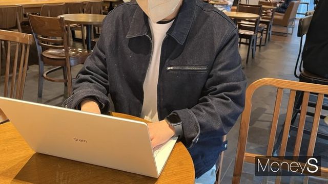 카페에서 업무를 보는 우씨. /사진=김동욱 기자