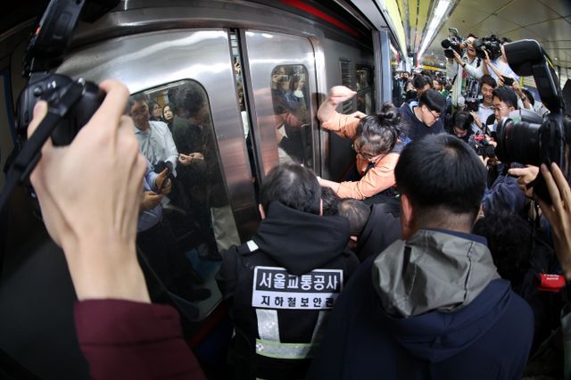 전국장애인차별철폐연대(전장연)가 서울 종로구 지하철 4호선 혜화역에서 지하철 탑승 시위를 진행해 열차가 다소 지연될 것으로 전망된다. 사진은 전장연 회원들이 지난달 21일 서울 지하철 4호선 혜화역 동대문 방면 승강장에서 제62차 '출근길 지하철 탑니다' 시위를 벌이던 중 이를 저지하던 경찰·서울교통공사 직원 등과 충돌한 모습. /사진=뉴스1