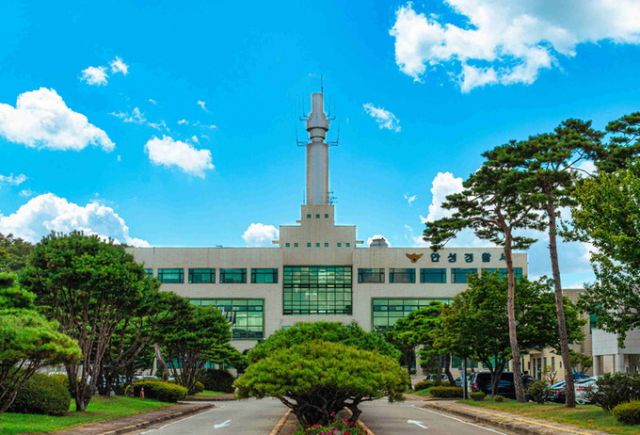 경기 안성시에서 40대 A씨가 함께 술을 마시던 지인을 살해한 사건이 발생했다. 사진은 안성경찰서./사진=뉴시스