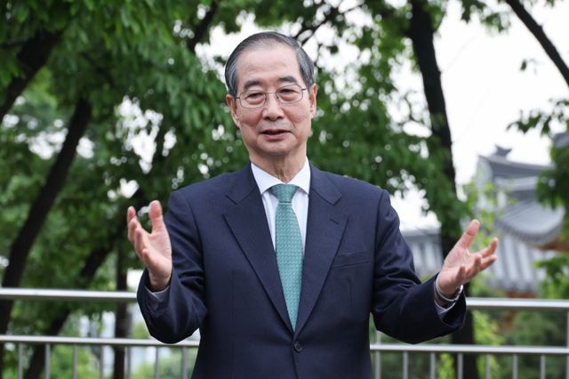 사진은 지난 8일 서울 여의도 국회 강변 서재에서 김문수 국민의힘 대통령 후보와 단일화 관련 회동을 마친 후 백브리핑 하는 한덕수 대선 예비 후보. /사진=뉴스1 