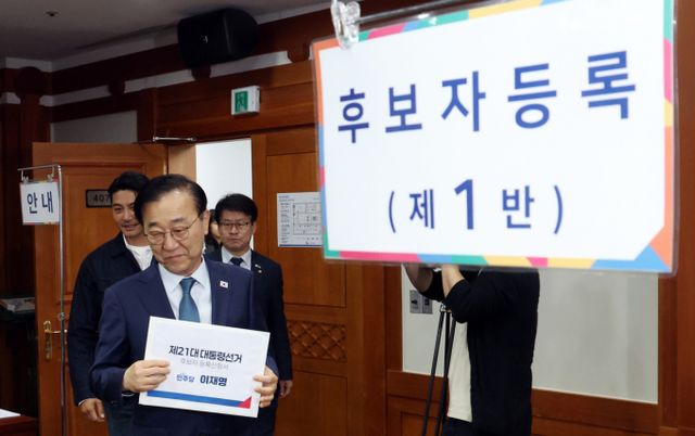  김윤덕 더불어민주당 중앙선거대책위원회 총무본부장과 배우 이관훈씨가 10일 오전 경기도 과천시 중앙선거관리위원회에서 이재명 더불어민주당 대통령 후보자 등록을 하고 있다. /사진=뉴스1