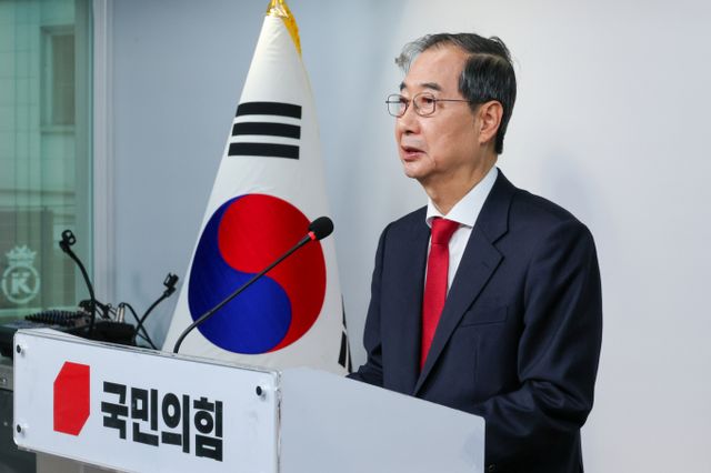 김문수 국민의힘 대선 후보 측이 한덕수 후보에게 사퇴할 것을 요구했다. 사진은 이날 서울 여의도 국민의힘 중앙당사에서 긴급 기자회견을 진행하는 한 후보. /사진=뉴스1