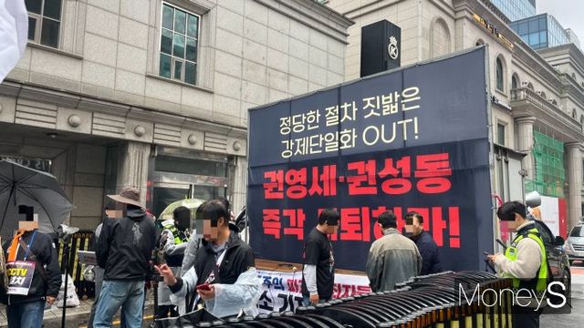 김문수 국민의힘 대선 후보 지지자들이 대선 후보 교체 추진에 대한 불만을 쏟아냈다. 사진은 국민의힘 중앙당사 앞에서 당 지도부를 비판하는 김 후보 지지자. /사진=김동욱 기자