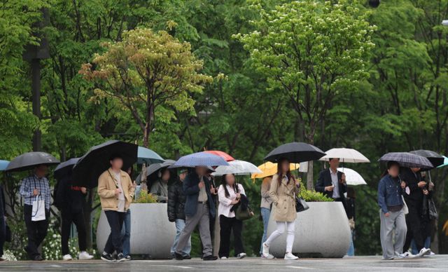 사진은 지난 9일 오전 서울 중구 세종대로 사거리에서 우산을 쓴 시민들의 모습. /사진=뉴시스 