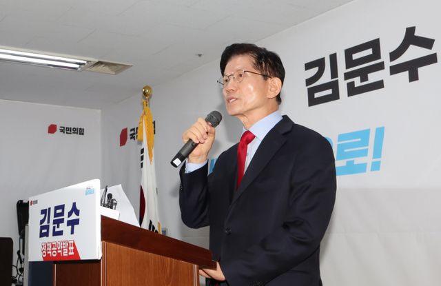 사진은 10일 서울 여의도 캠프에서 긴급 기자회견을 진행하는 김문수 국민의힘 대선 후보. /사진=뉴스1
