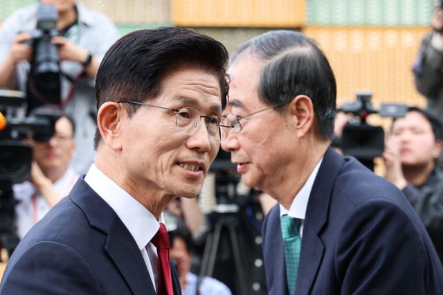 국민의힘이 대선 후보 교체 작업에 착수했다. 사진은 지난 8일 단일화 협상을 열었으나 합의점을 찾지 못한 김문수 국민의힘 대선 후보(왼쪽)와 당시 한덕수 무소속 예비후보. /사진=뉴시스
