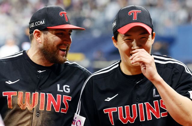 사진은 지난 달 10일 서울 구로구 고척스카이돔에서 열린 프로야구 2025 KBO리그 LG 트윈스 대 키움 히어로즈의 경기에 참여한 오스틴 딘(왼쪽)과 임찬규 선수. /사진=뉴시스