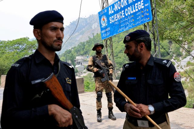사진은 지난 7일(현지시간) 파키스탄 카슈미르 국경지대의 무자파라바드에 위치한 빌랄 모스크로 이어지는 길목에서 파키스탄 군인들이 경계 근무를 서는 모습. /사진=로이터