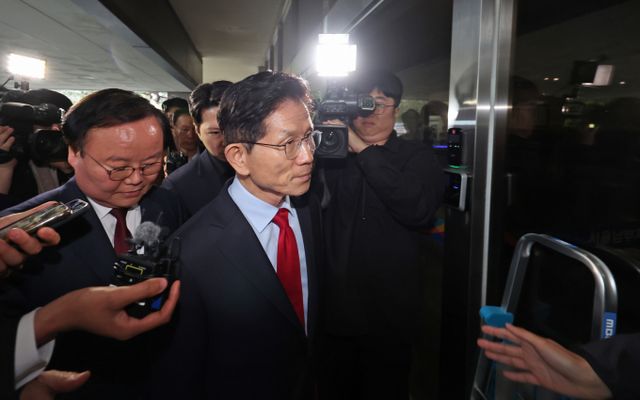  국민의힘으로부터 대통령선거 후보 자격이 취소된 김문수 후보가 10일 오후 서울 양천구 남부지방법원에서 열린 후보 선출취소 효력정지 가처분 심문기일에 출석하고 있다. /사진-뉴스1