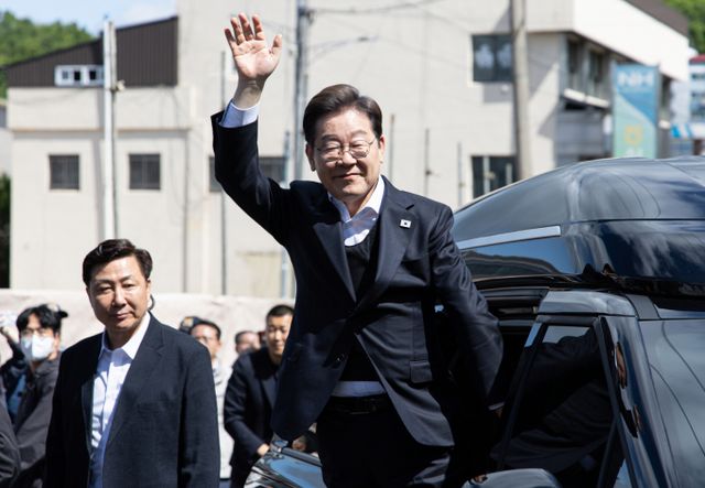 사진은 10일 오전 경남 창녕군 창녕읍 창녕정기시장에서 시민들을 향해 인사하는 이재명 더불어민주당 대선 후보. /사진=뉴스1