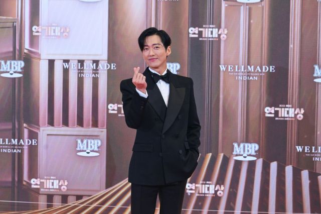 배우 남궁민이 30일 오후 서울 마포구 상암동 MBC 사옥에서 진행된 '2023 MBC 연기대상' 레드카펫 행사에 참석해 포즈를 취하고 있다./사진=MBC