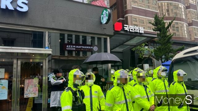 사진은 국민의힘 중앙당사 출입을 제한하는 경찰. /사진=김동욱 기자