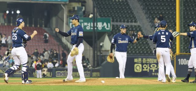  24일 오후 서울 송파구 잠실야구장에서 열린 2025 KBO리그 NC 다이노스와 LG 트윈스의 경기, 3-1로 승리한 NC 류진욱과 김형준 등 선수들이 기뻐하고 있다./사진=뉴시스