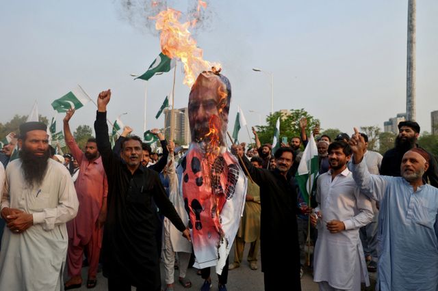 사진은 지난 7일(현지시각) 파키스탄 수도 이슬라마바드에서 파키스탄 마르카지 무슬림 연맹 지지자들이 인도의 파키스탄 공격에 항의하는 시위를 하는 모습. /사진=로이터