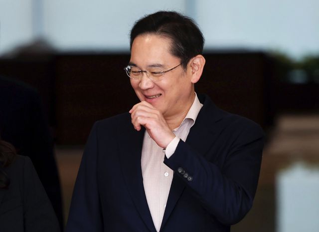 일본 출장을 마친 이재용 삼성전자 회장이 9일 서울 강서구 김포비즈니스항공센터(SGBAC)로 귀국하고 있다./사진=뉴시스