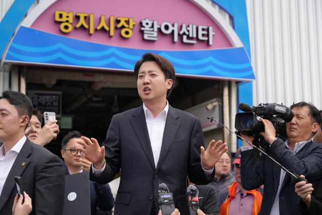 이준석 개혁신당 대선 후보가 11일 부산 명지시장을 찾아 취재진 앞에서 발언을 하고 있다. /사진=이준석 캠프 