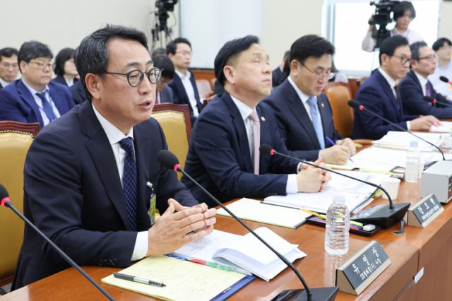 유영상 SK텔레콤 대표이사가 지난 8일 오후 서울 여의도 국회 과학기술정보방송통신위원회에서 열린 SK텔레콤 해킹 관련 청문회에 출석해 의원 질의에 답하고 있다. /사진=뉴스1