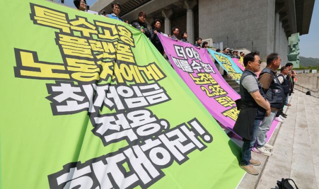 지난해 근로자 10명 중 1명은 최저임금독 받지 못한 것으로 파악됐다. 사진은 전국민주노동조합총연맹 관계자들이 지난달 30일 서울 종로구 세종문화회관 앞에서 특수고용·플랫폼 노동자 노동기본권 보장을 위한 민주노총 대선 요구안 발표 기자회견을 하는 모습. /사진=뉴스1