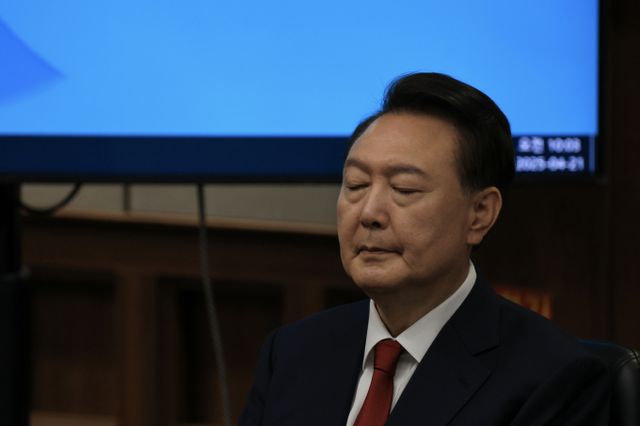 윤석열 전 대통령이 21일 서초동 서울중앙지법에서 열린 내란 우두머리 혐의에 대한 두 번째 정식 재판에 출석하고 있다. /사진=사진공동취재단 