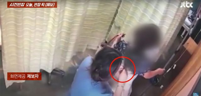 25개월 아기가 하고 있는 금목걸이를 훔친 간호조무사가 경찰에 체포됐다. 사진은 간호조무사가 25개월 아기가 하고 있는 금목걸이를 훔치는 장면/사진=유튜브 JTBC 사건반장 채널 캡처 