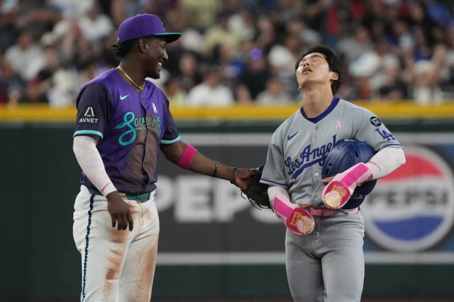 김혜성의 시즌 첫 2루타가 비디오 판독으로 번복됐다. 사진은 12일(한국시각) 미국 애리조나 피닉스 체이스필드에서 열린 LA다저스와 애리조나 다이아몬드백스의 경기에서 비디오 판독으로 아웃을 당한 김혜성의 모습, /사진=로이터