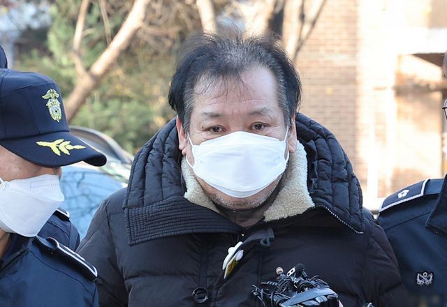 억대 불법 정치자금 수수 혐의로 불구속 기소된 '건진법사' 전성배씨에 대한 두 번째 재판이 12일 열린다. 사진은 지난해 12월19일 불법 정치자금 수수 혐의를 받는 '건진법사' 전성배 씨가 서울 양천구 서울남부지방법원에서 열린 영장실질심사(구속 전 피의자심문)에 출석하고 있는 모습. /사진=뉴스1