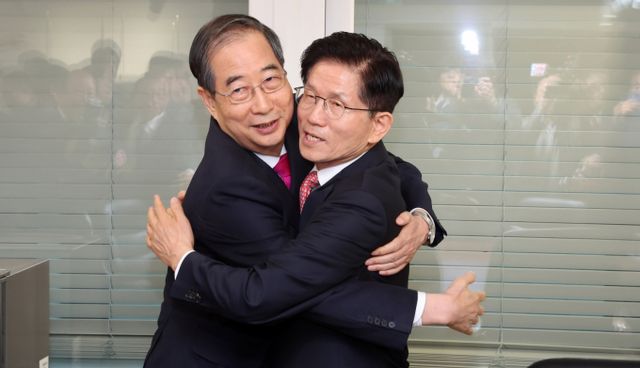김문수 국민의힘 대선후보와 한덕수 전 국무총리가 11일 서울 여의도 국민의힘 대선후보 사무실에서 회동에 앞서 포옹을 하고 있다. /사진=공동취재 