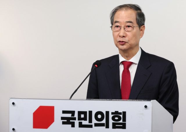 한덕수 전 국무총리가 지난 10일 오후 서울 여의도 국민의힘 중앙당사에서 긴급기자회견을 열고 입당 및 대선후보 재선출 관련 입장 발표를 하고 있다. /사진=뉴시스