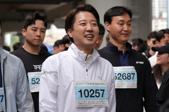 이준석 개혁신당 대통령 후보가 가덕도신공항과 관련해 국민의힘을 비판했다. 사진은 이 후보가 11일 오전 부산 해운대구 벡스코광장에서 열린 2025 다이아몬드브리지 국제걷기축제에 참석한 모습. /사진=이준석 캠프 