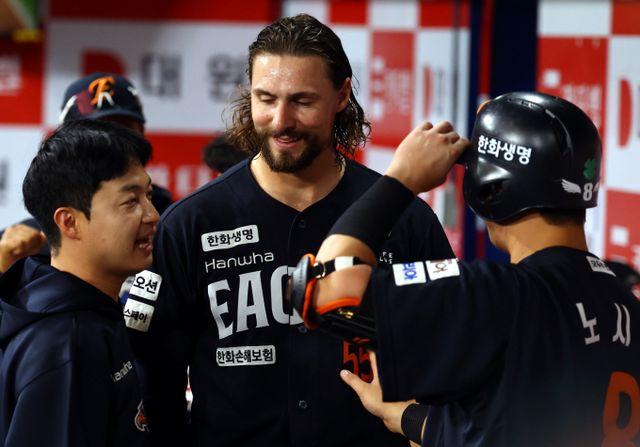한화 이글스가 키움 히어로즈를 꺾고 12연승을 기록했다. 사진은 11일 오후 서울 구로구 고척스카이돔에서 열린 프로야구 2025 KBO리그 키움과의 경기에서 8이닝 무실점으로 역투한 한화 선발 와이스가 통료들과 환하게 웃으며 대화하는 모습. /사진=뉴시스