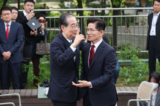  김문수 국민의힘 대통령 후보와 한덕수 전 총리가 회동하고 대선에서의 협력 방안을 논의했다. 사진은 지난 8일 김 후보와 한 전 총리가 서울 여의도 국회 강변서재에서 '후보 단일화' 회동을 마친 후 포옹하는 모습. /사진=공동취재 